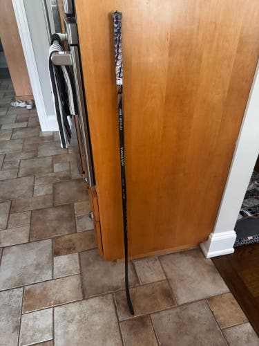 Junior Bauer Vapor Hyperlite 2 Right Handed Hockey Stick P28 Less Than 30 Flex (Used)
