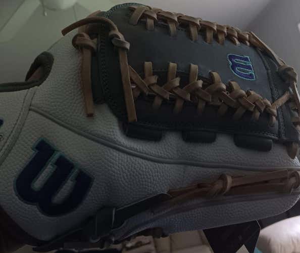 Wilson RH Pitcher's A2000 Softball Glove 12" (New)
