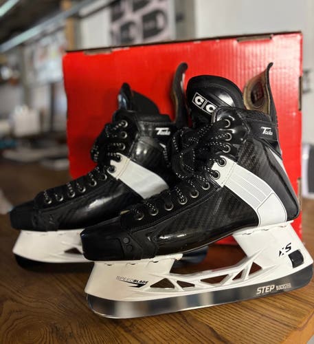 CCM Tacks 652 Pro - Senior 9.5/ Regular Width (Excellent Condition)