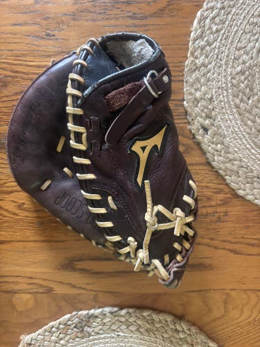 Mizuno Franchise RH Catcher's Baseball Glove 33.5" (Used)