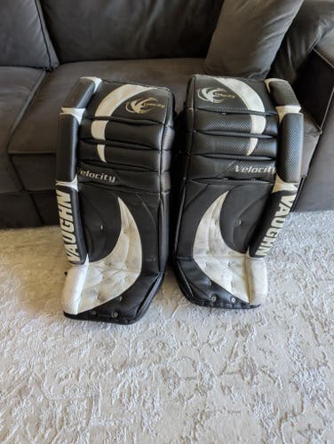 32" Vaughn 7000 Goalie Leg Pads (Used)