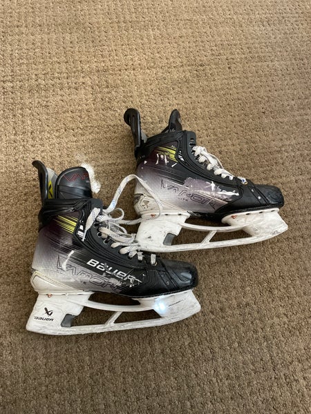 2023 Bauer Vapor Hyperlite 2 Hockey Skates Regular Width 8.5 (Used)