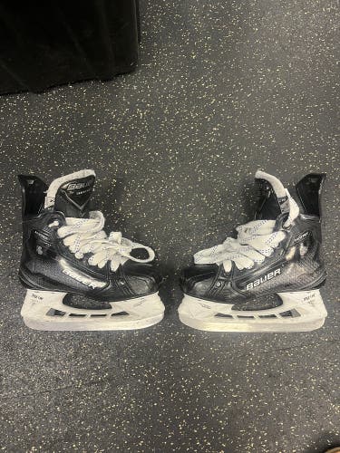 Bauer Supreme Matrix Hockey Skates Regular Width Size 4 (Used)