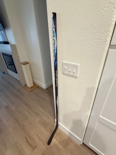 Intermediate Bauer Vapor Flylite Right Handed Hockey Stick P92 55 Flex (New)
