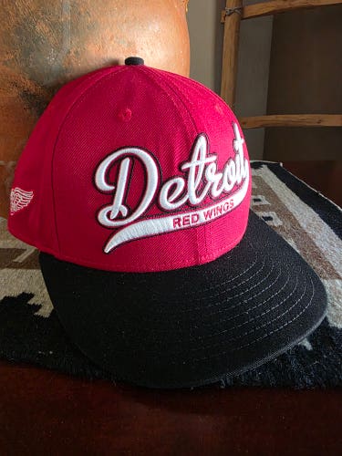 Detroit Red Wings New Era Script Font Black/Red Adjustable Snapback Hat EUC
