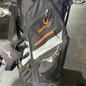 Mizuno BR-D4 with 2
14 way divider, stand golf bag (Used)