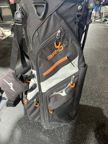 Mizuno BR-D4 with 2
14 way divider, stand golf bag (Used)