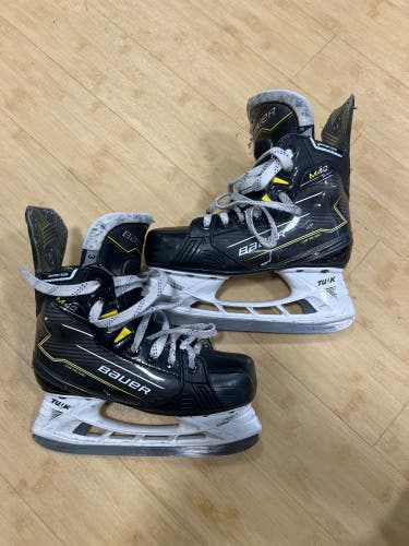 Junior Bauer Supreme M40 Hockey Skates Regular Width Size 3 (Used)