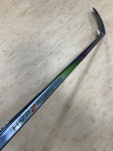 Youth Bauer Vapor Hyperlite 2 Hockey Stick Right Handed P28 30 Flex (Used)