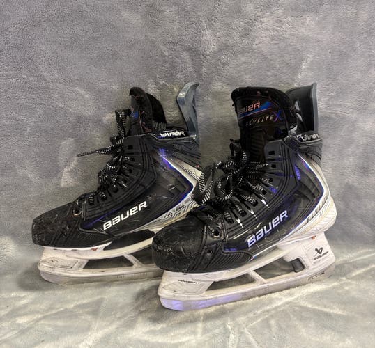 Junior Bauer Vapor Flylite Hockey Skates Regular Width Size 2.5 (Used)