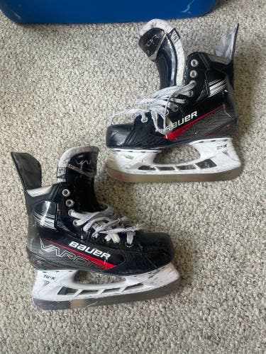 Black Bauer Vapor X3 Hockey Skates Regular Width Size 5.5 (Used)