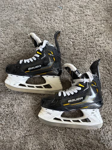 Black 2022 Bauer Supreme M5 Pro Hockey Skates Regular Width Size 2 (Used)
