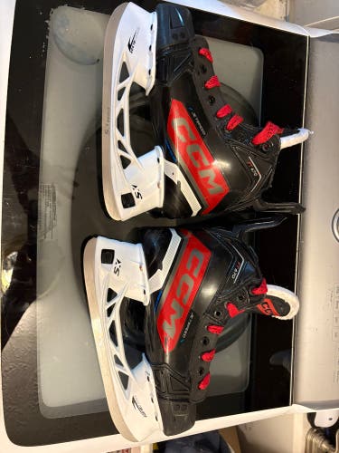 2023 CCM JetSpeed FT670 Hockey Skates Extra Wide Width Size 4.5 (Used)