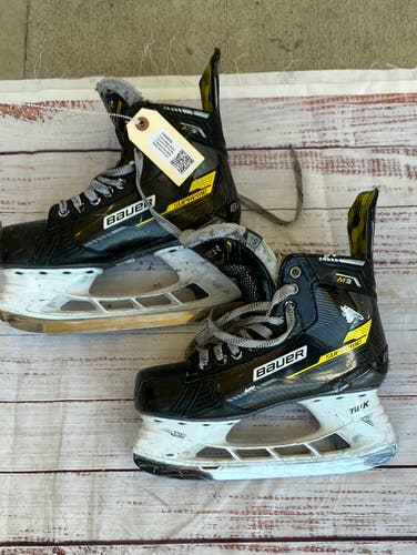 Intermediate Bauer Supreme M3 Hockey Skates Extra Wide Width Size 5.5 (Used)