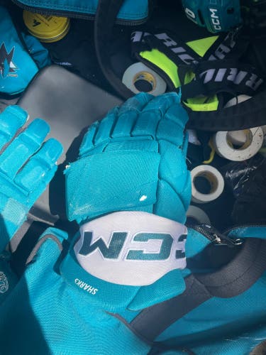CCM JetSpeed FT8 Pro Gloves 14" Pro Stock (Used)