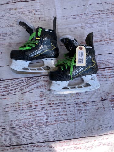 Junior Bauer Supreme M40 Hockey Skates Regular Width Size 1.5 (Used)