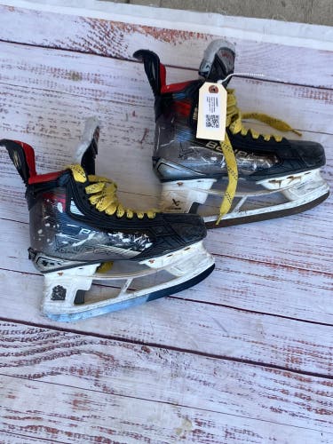 Intermediate Bauer Vapor X5 Pro Hockey Skates Size 4 Fit 1 (Used)