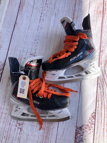 Junior Bauer Vapor Fly40 Hockey Skates Regular Width Size 3.5 (Used)