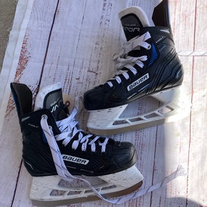 Junior Bauer Vapor VOLT Hockey Skates Regular Width Size 2 (Used)