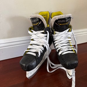 Black 2022 Bauer Supreme M4 Hockey Skates Regular Width 6.5 (Used)