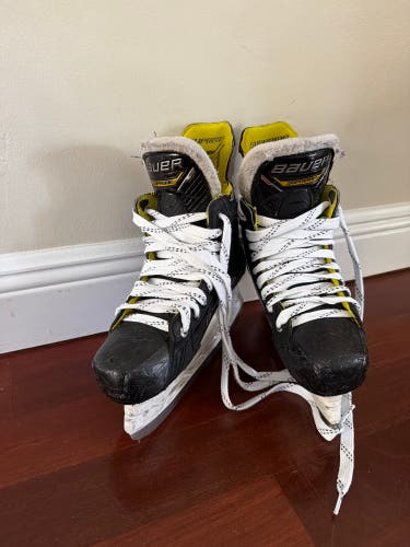 Black 2022 Bauer Supreme M4 Hockey Skates Regular Width 6.5 (Used)