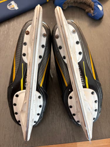 Black 2022 Bauer Supreme M5 Pro Hockey Skates Regular Width 7.5 (Used)