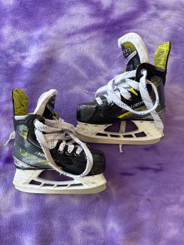 Youth Bauer Vapor X4 Hockey Skates Regular Width 11 (Used)