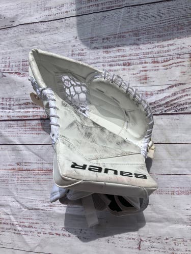 White Intermediate Bauer Reactor 7000 Goalie Glove Regular (Used)