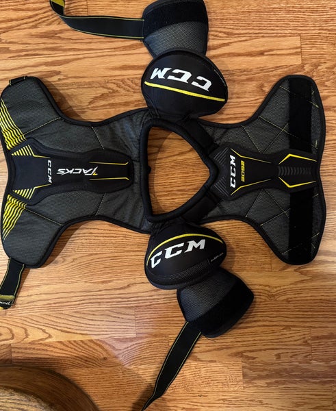 Small Junior CCM Tacks 3092 Shoulder Pads (Used)