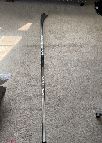 Senior Bauer Vapor Hyperlite 2 Right Handed Hockey Stick 77 Flex (Used)