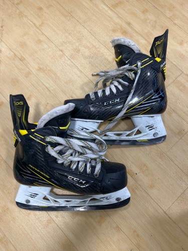 Junior CCM Super Tacks Hockey Skates Regular Width Size 4 (Used)