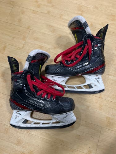 Junior Bauer S21 Vapor Shift Pro (SMU) Hockey Skates Size 1.5 (Used)
