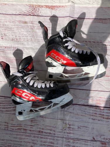 Intermediate CCM JetSpeed FT6 Hockey Skates Regular Width Size 5 (Used)