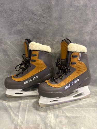 Junior Bauer Whistler Hockey Skates Regular Width Size 2 (Used)