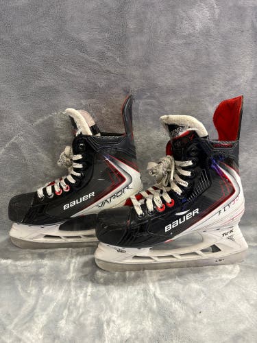 Intermediate Bauer Vapor Fly30 Hockey Skates Regular Width Size 5 (Used)