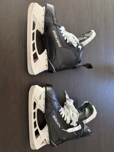 Black 2024 Bauer Pro Custom Supreme Shadow Skates NOTE  L: 9 1/2 R: 9 1/4 Fit 1
