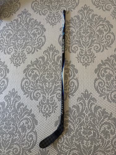 Intermediate Bauer Vapor Flylite Right Handed Hockey Stick P28 65 Flex (Used)