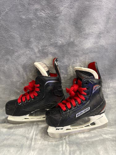 Youth Bauer Vapor X900 Hockey Skates Regular Width 12 (Used)
