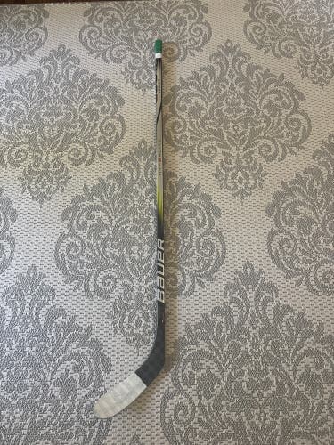 Junior Bauer Vapor Hyperlite 2 Right Handed Hockey Stick P28 65 Flex (Used)