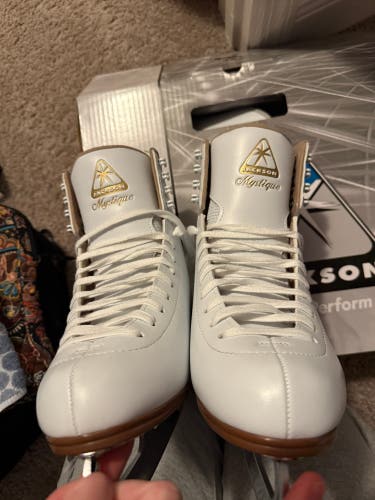 Jackson Ultima Mystique Figure Skates C Adult 9.5 (Used)