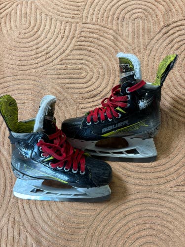 Junior Bauer Vapor X4 Hockey Skates Extra Wide Width Size 3.5 (Used)