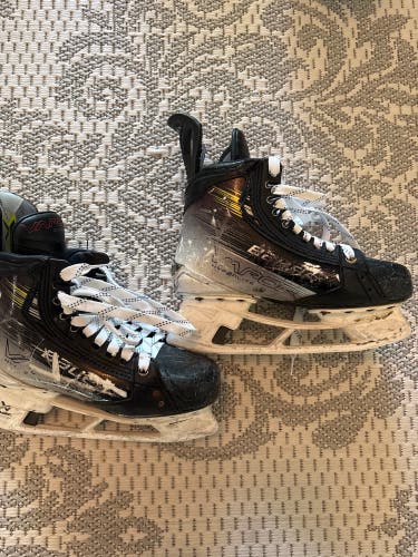 2023 Bauer Vapor Hyperlite 2 Hockey Skates Size 5.5 (Used)