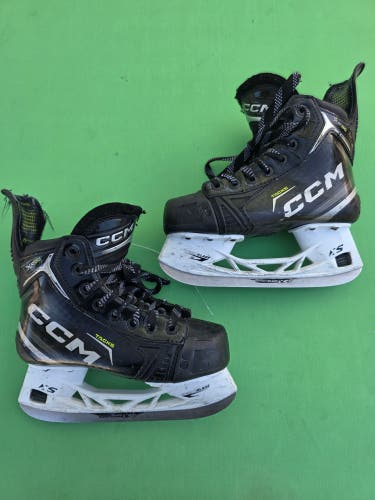 Junior CCM Tacks XF 80 Hockey Skates Regular Width Size 2