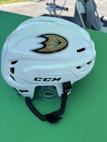 White Medium CCM Tacks 310 Helmet