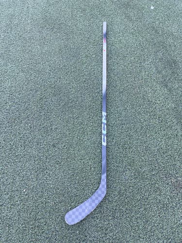 Broken/cracked Senior CCM JetSpeed FT8 Right Handed Hockey Stick P29 75 Flex (Used)