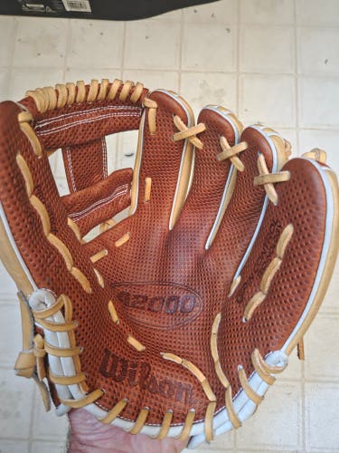 Wilson RH Infield A2000 Baseball Glove 11.5 NEW