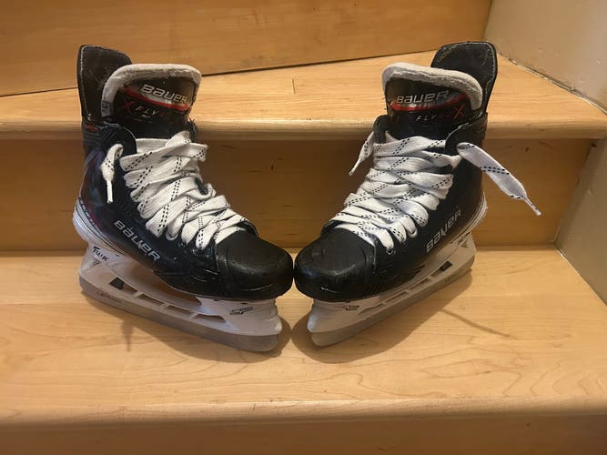 2025 Bauer Vapor Fly40 Hockey Skates Regular Width Size 3.5 (Used)