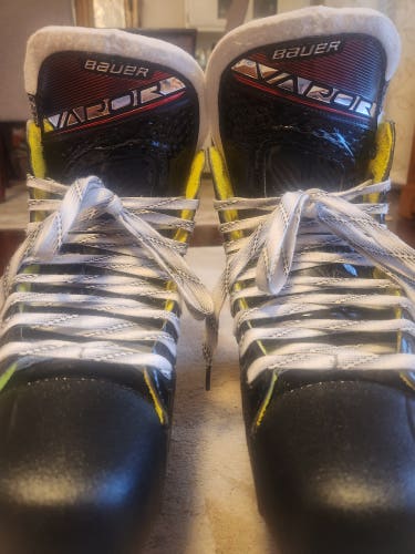 Mint condition Senior Bauer Vapor X2.9 Hockey Skates Regular Width 8.5 GENTLY [Used]