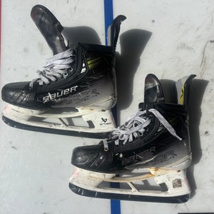 2023 Bauer Vapor Hyperlite 2 Hockey Skates Regular Width 8.5 (Used)