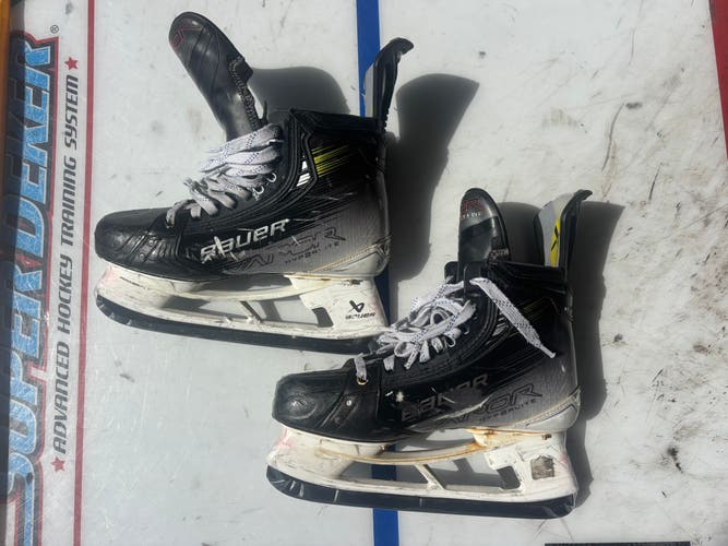 2023 Bauer Vapor Hyperlite 2 Hockey Skates Regular Width 8.5 (Used)